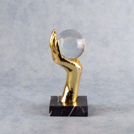 Küre Tutan Altın El