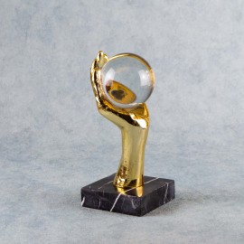 Küre Tutan Altın El