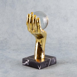 Küre Tutan Altın El