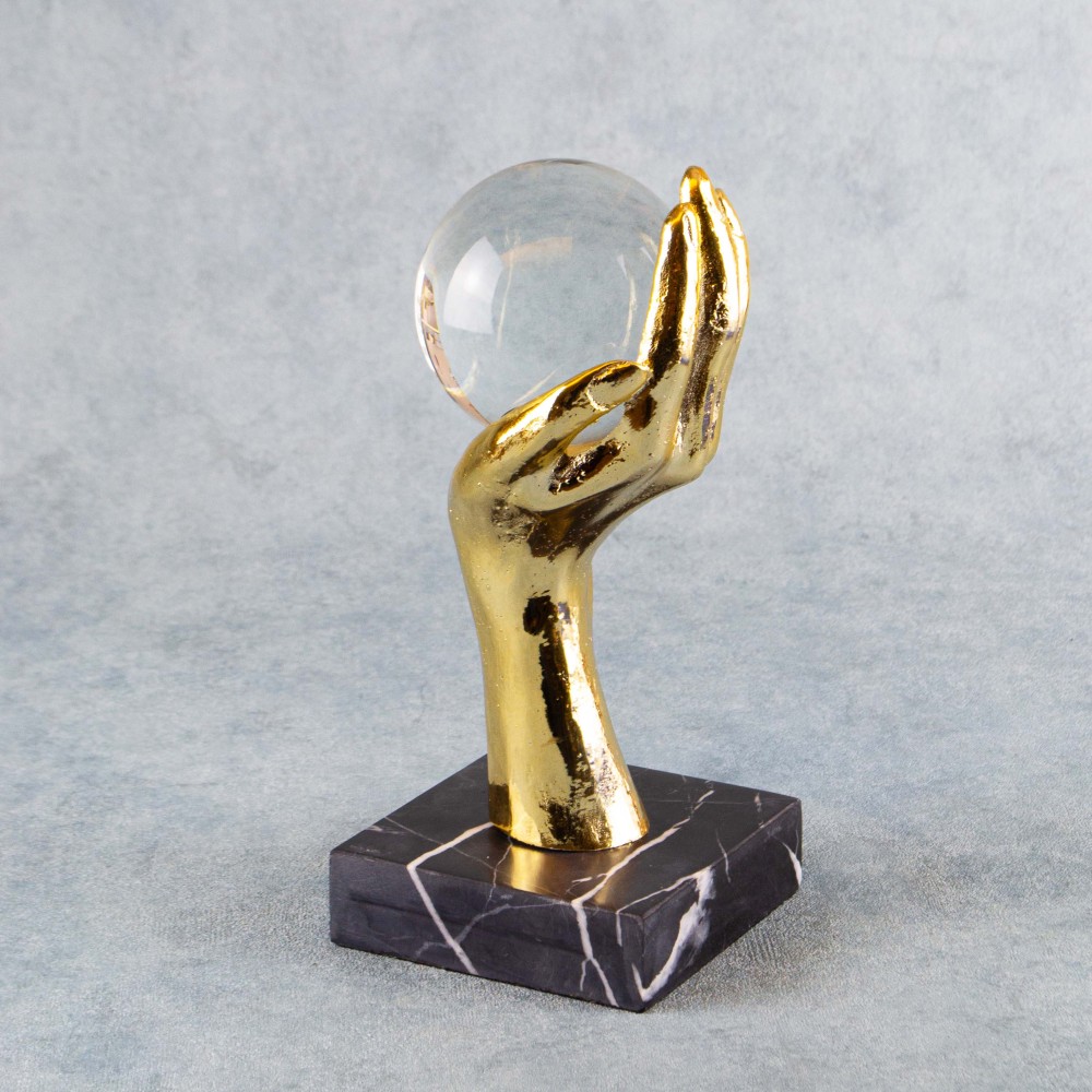 Küre Tutan Altın El