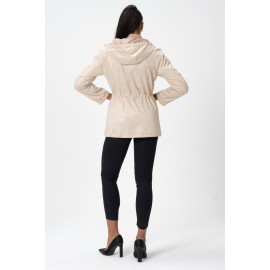 Kadın Büzgülü Kapüşonlu Saten Astarlı Metal Aksesuarlı Cepli Yağmurluk - Trençkot - KN1 Krem Bej