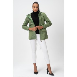 Kadın Büzgülü Kapüşonlu Saten Astarlı Metal Aksesuarlı Cepli Yağmurluk - Trençkot - KN1  Zümrüt Yeşil