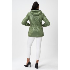 Kadın Büzgülü Kapüşonlu Saten Astarlı Metal Aksesuarlı Cepli Yağmurluk - Trençkot - KN1  Zümrüt Yeşil